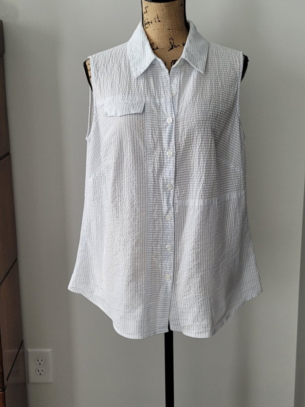 cj banks Seersucker Button Down Sleeveless Shirt X